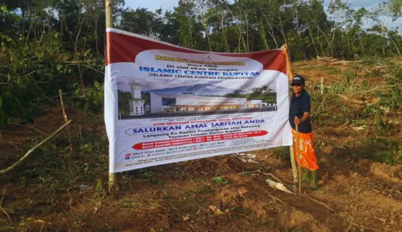Spanduk lokasi pembangunan Islamic Centre Kupitan